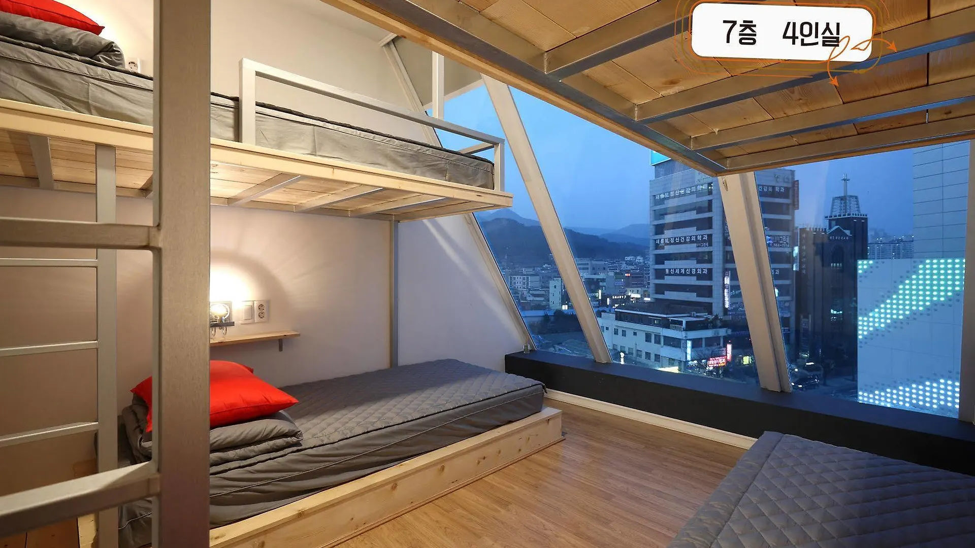 First Guesthouse Busan 0*,